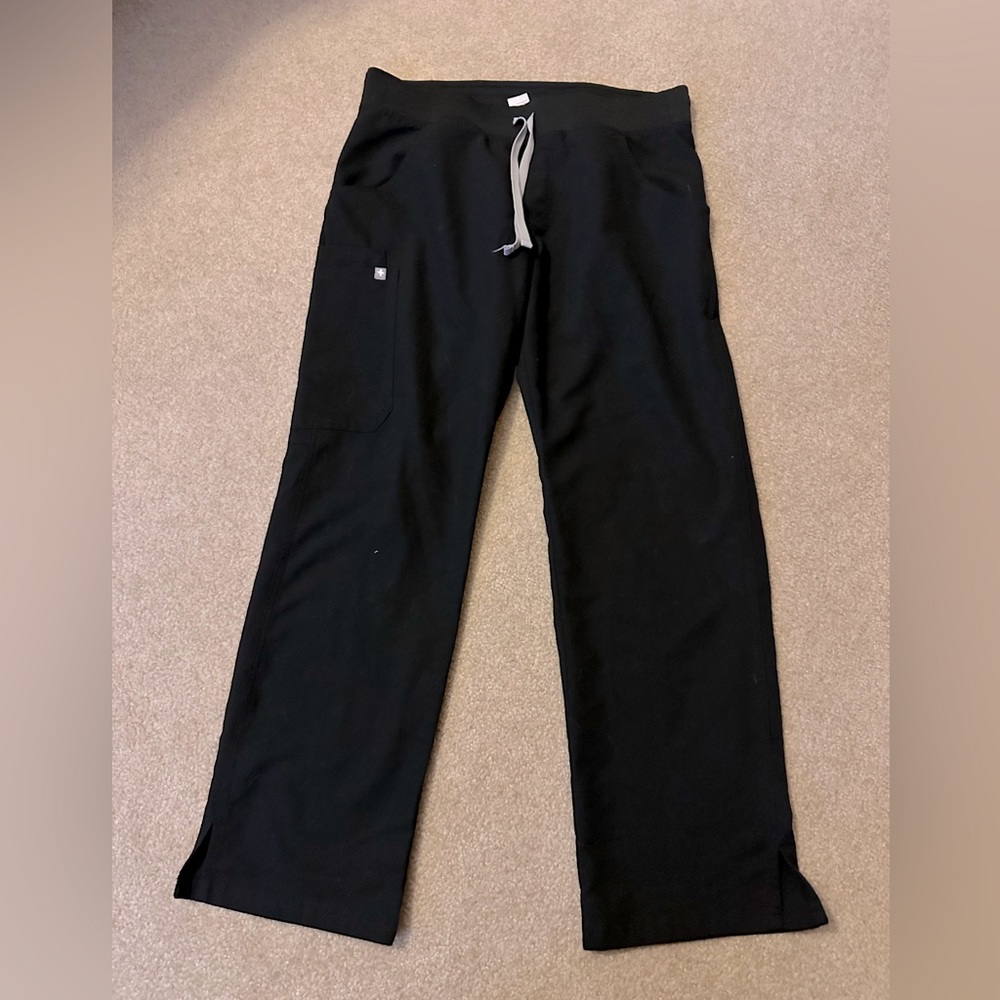 FIGS Kade Cargo women’s scrub pants